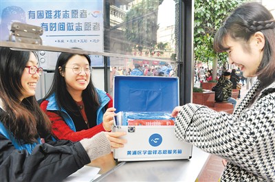 学雷锋志愿者服务站亮相上海南京路步行街