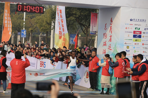 2017黄石磁湖国际半程马拉松开跑