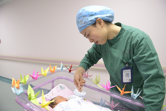 新生女婴被弃医院 产房助产士轮流当起“妈妈”