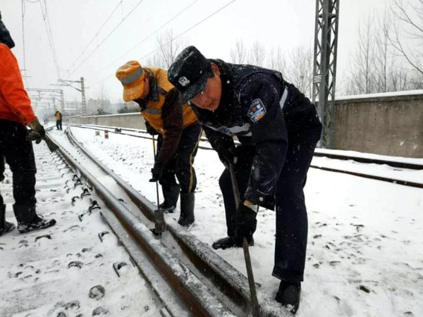 武汉铁路公安局：迎战暴雪冰冻天气 确保铁路安全畅通