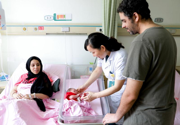 埃及医生夫妻武汉生“二宝” 医院提供翻译服务 新爸妈大赞“国际范儿”
