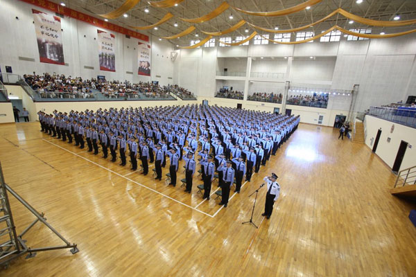 武汉公安举行入警宣誓仪式 首次邀请新警家属现场观礼