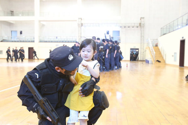 武汉公安举行入警宣誓仪式 首次邀请新警家属现场观礼