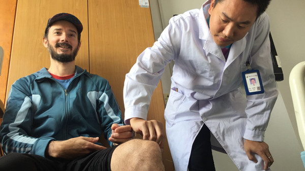 对中国医学感兴趣 老外不远万里来汉针灸治膝盖